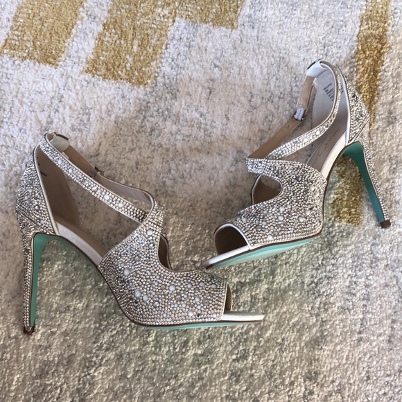 NWOB Betsey Johnson Sage Heels - Picture 3 of 4
